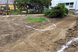 Edukačný dvor v základnej škole - dekoratívna grafika